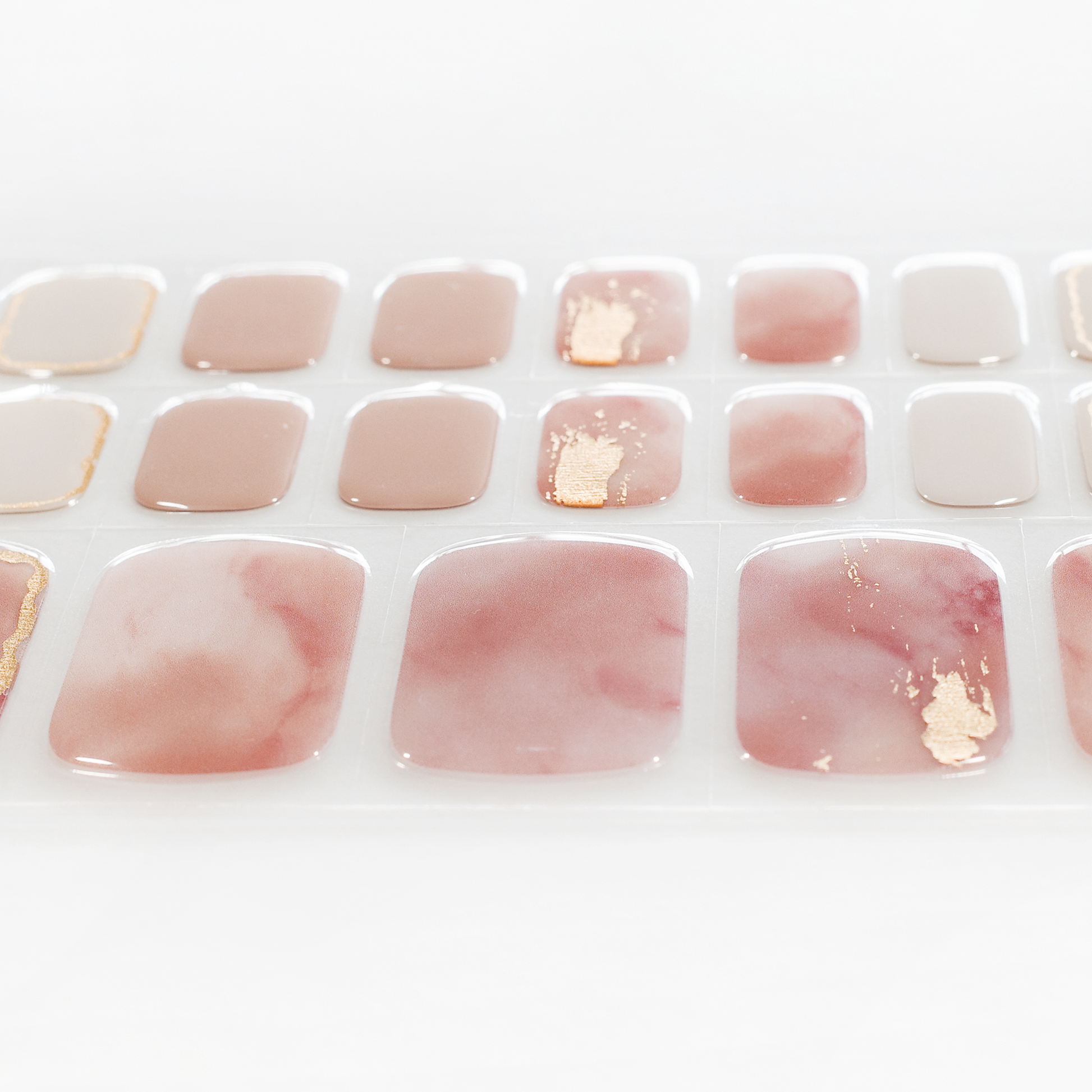 "ネイル　ジェルネイルシール　ジェルネイル　セルフネイル
フットネイル　ペディキュア　サマーネイル　夏　水に強い　立体感　デザインネイル
ローズピンク　ベージュ　金　ゴールド　ニュアンス　マーブル模様"