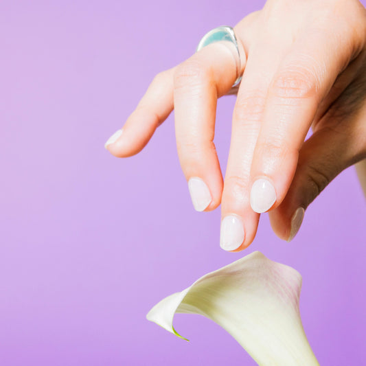 ネイル　ジェルネイルシール　ジェルネイル　セルフネイル
シンプル　ワンカラーネイル　存在感　推し色　ラッキーカラー　アレンジ
清潔感　軽やか　純白　ホワイト